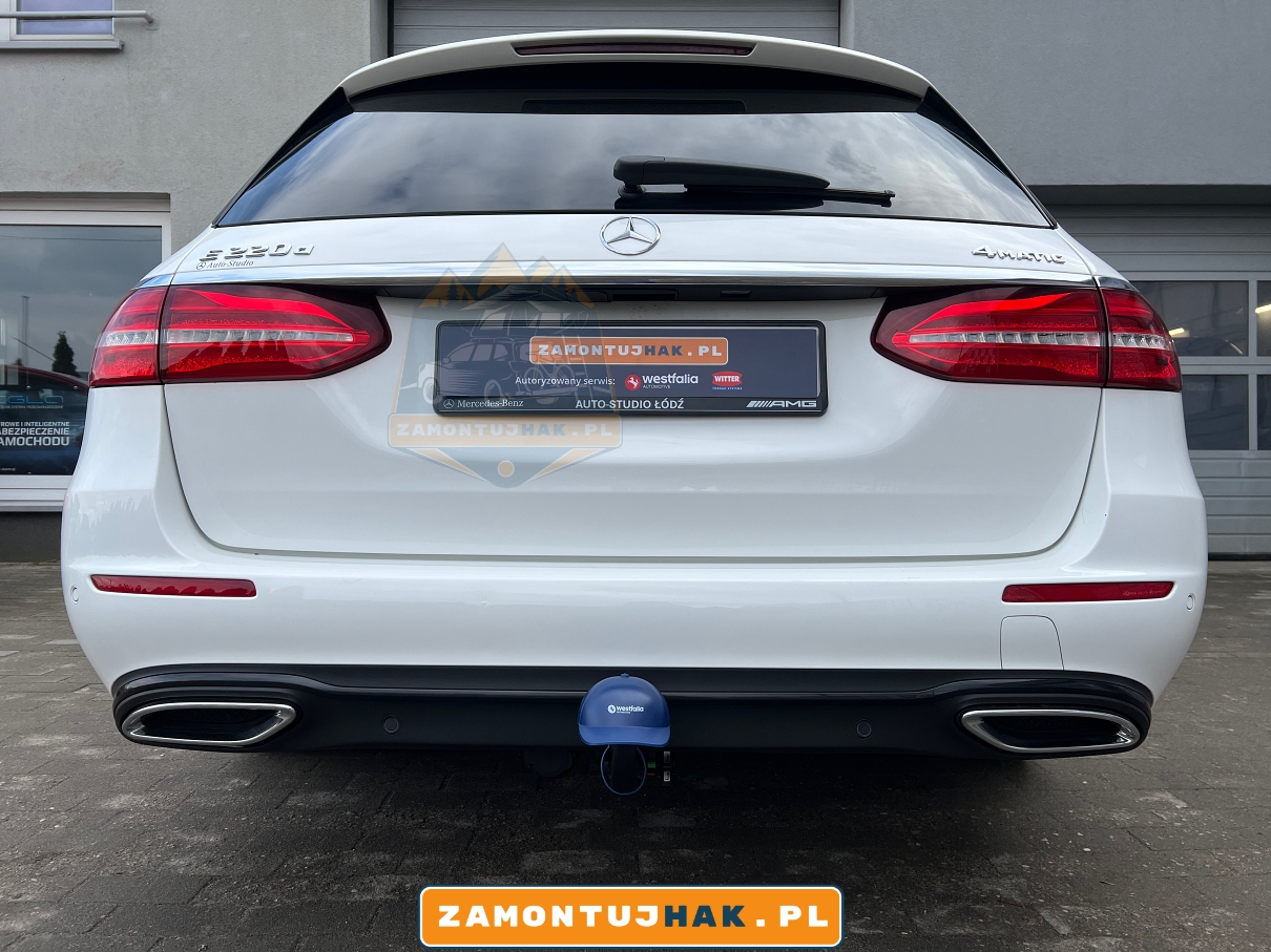 Zdjęcie Mercedesa klasy E W213 kombi po montażu haka wypinanego pionowo Westfalia A40V - praktyczne rozwiązanie dla transportu większych ładunków